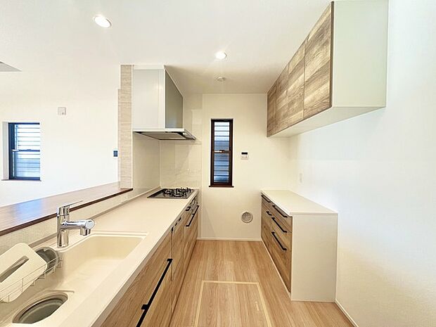 キッチンはオープンカフェスタイルだからリビングとの一体感はバッチリ。毎日のお料理時間も楽しくなりそうです。 