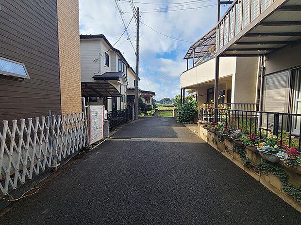 戸建てが立ち並ぶ静かな住宅街。四季折々の移り変わりを感じながら自然と楽しみ、暮らす、そんな毎日を日々の中で感じられる住環境 