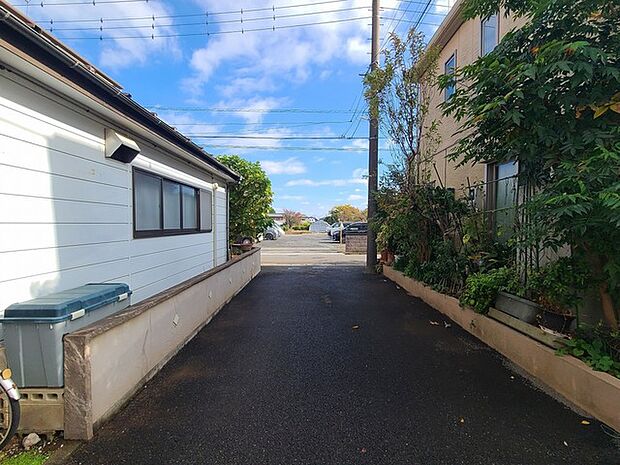 戸建てが立ち並ぶ静かな住宅街。四季折々の移り変わりを感じながら自然と楽しみ、暮らす、そんな毎日を日々の中で感じられる住環境