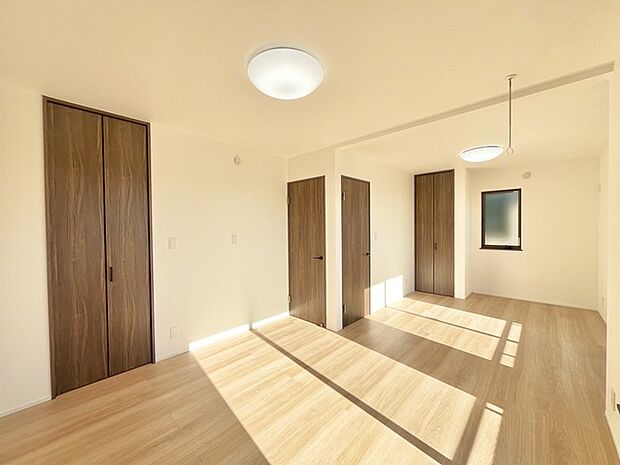 バルコニーに面した11.28帖の洋室。開口部からは優しい陽光が差し込み心地よい風が通り抜けます。 