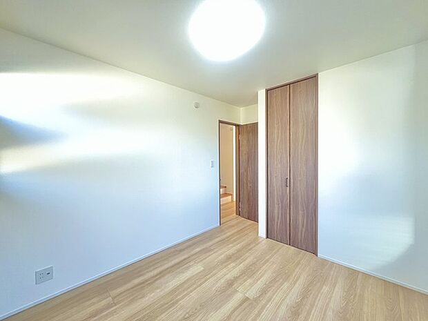 どんな家具にでも相性が良い清潔感ある白色調のクロスを採用。主張しすぎない配色、耐久性にも優れた床材は日々のメンテナンスも楽に、快適に過ごして頂けるよう考えられています。