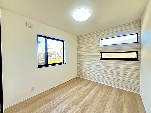 アクセントクロスを使用したオシャレな洋室。窓からそそぐ陽の光が眩しいベッドルームは、朝の目覚めが心地良く迎えられそうです。