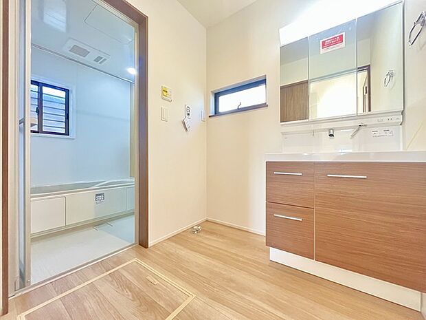 ゆとりの洗面スペースで朝の身支度もスムーズに行えます。