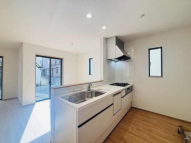 リビングにいる家族の顔が見渡せるカウンターキッチン。お料理もより一層おいしく、楽しく。食器棚を背面に設置しても十分な広さを確保しています。 