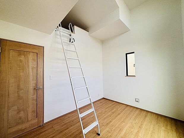 部屋の上部にはゆったりとしたロフトがありお子様のお楽しみスペースとしても収納スペースとして活用いただけけます。 