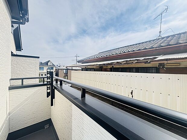 広めのバルコニーは風通しも良くお洗濯物もしっかりと干すことができます！ 