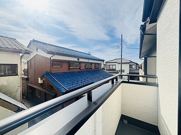 陽ざしが差込む明るいバルコニー。奥行きのあるバルコニーはお洗濯時に助かります。 