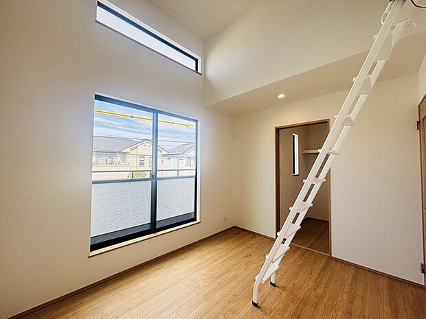 勾配天上の雰囲気が少し落ち着くなんて方も多いのでは。バルコニーにも面しているので日当たりの良いお部屋です。 