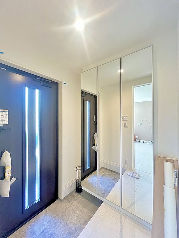 お宅の顔となる明るく開放的な玄関。ご家族皆様様の靴を収納できるスペースと全身鏡があり、お出掛け前に身だしなみチェックもできます。