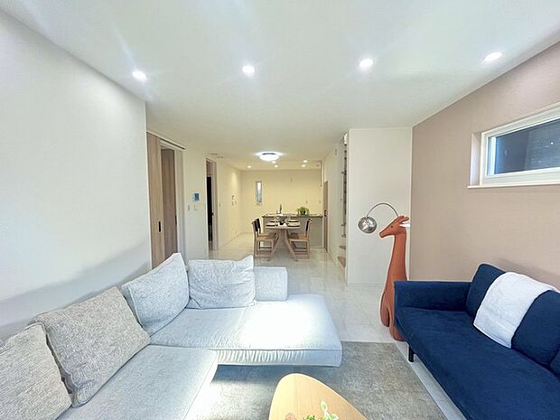 夕食の時間。家族、友人、両親、親戚との会話がより料理を美味しくしてくれる。あっという間に時間が過ぎてしまう居心地の良さは、普段はほっとする空間としてここにあります。