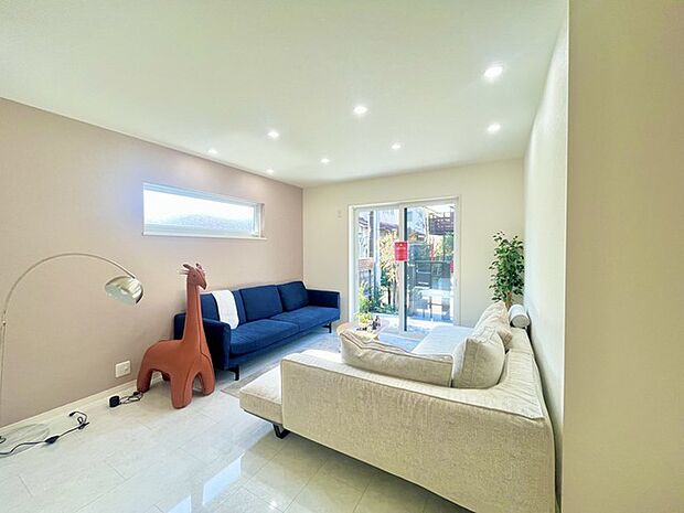 家族や友人、両親、親戚とこれから沢山の時間を紡ぐのだろう。そこを彩るのは窓から見える青い空、心地よい緑。そんなイメージが膨らむリビングスペース。