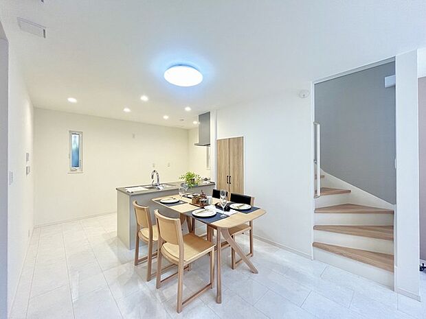 家族が一番集まる場所だから広々としつつも素敵な空間であって欲しい。皆がくつろぐリビングからキッチンまでが一つに繋がる空間。