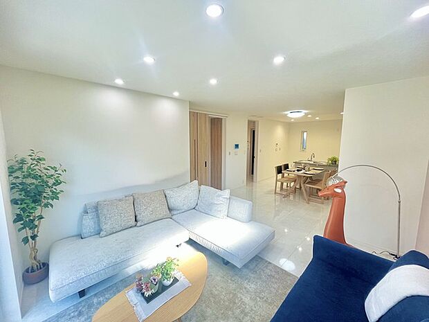 家族団欒のリビング。陽光差し込む食卓には家族の会話とスマイルが溢れます。いつまでもここで食卓を囲みたくなる、そう感じさせてくれるスペース。