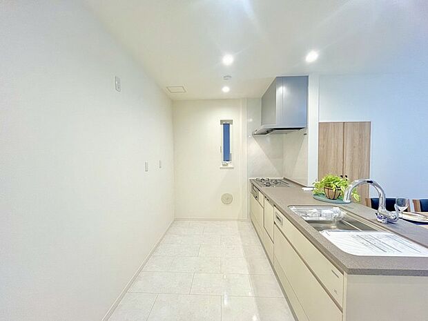 リビングにいる家族の顔が見渡せるカウンターキッチン。お料理もより一層おいしく、楽しく。食器棚を背面に設置しても十分な広さを確保しています。