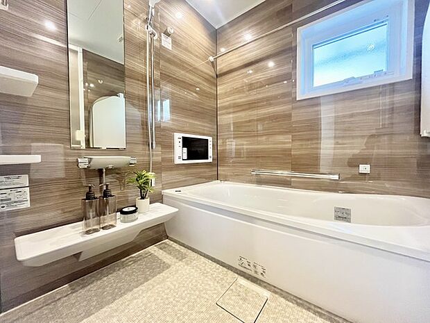 落ち着いた色味の浴室で1日の疲れをゆっくりと癒してください。