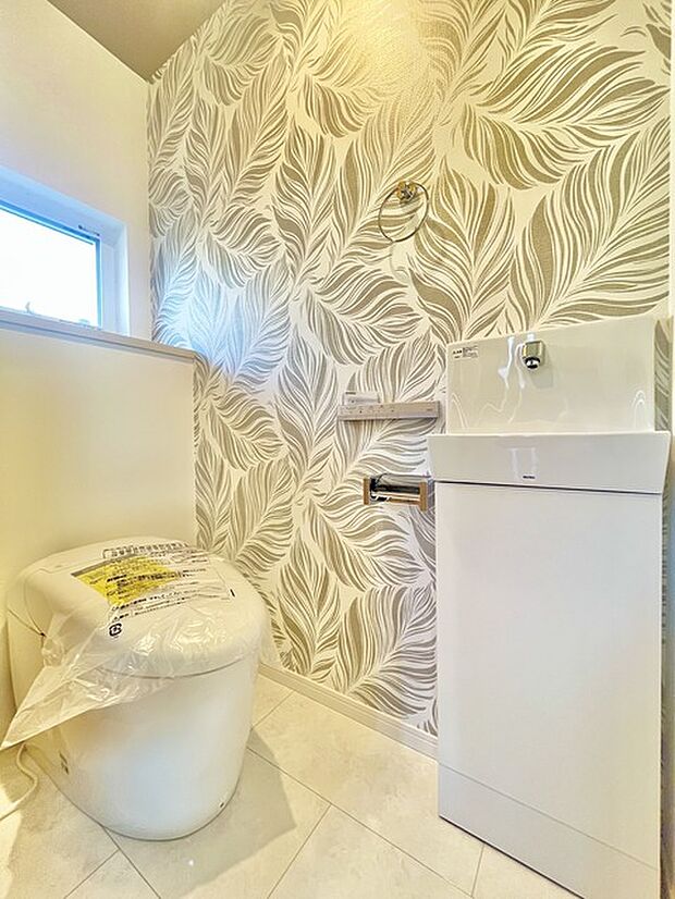 ウォシュレット機能付きのトイレ。換気のしやすい窓付きで、収納もあり実用性も兼ね備えた造り。