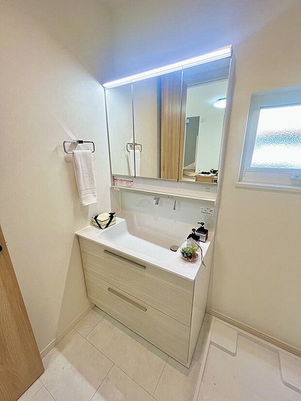 お出かけ前の身だしなみに一歩差がつく三面鏡。ミラー裏にはたっぷり収納もございます。