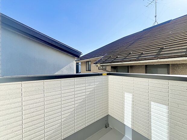 陽ざしが差込む明るいバルコニー。奥行きのあるバルコニーはお洗濯時に助かります。