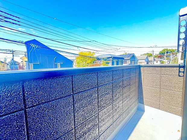 陽ざしが差込む明るいバルコニー。奥行きのあるバルコニーはお洗濯時に助かります。