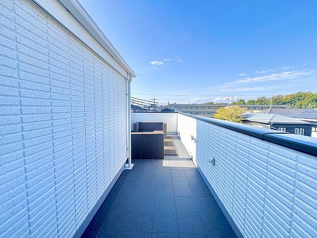 南側のお部屋から出入りできる、奥行きのあるワイドバルコニー。心地よい陽射しと暖かな風を楽しむことが出来ます。