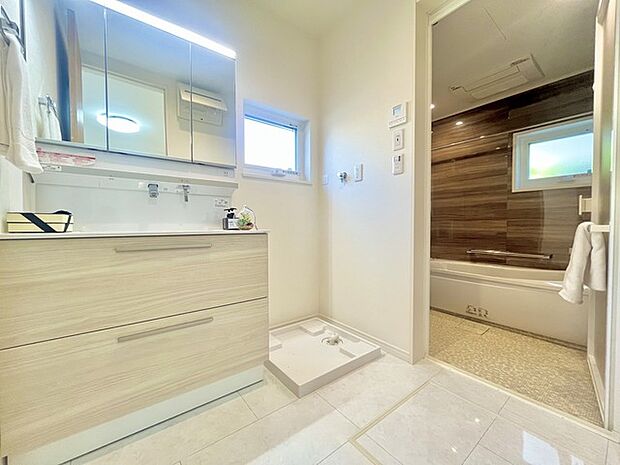 ゆとりの洗面スペースで朝の身支度もスムーズに行えます。