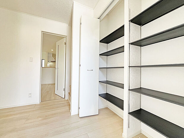 明るく開放的な玄関、靴の脱ぎ履きもしやすく、収納も豊富でご家族皆様の靴をスッキリ収納できます。