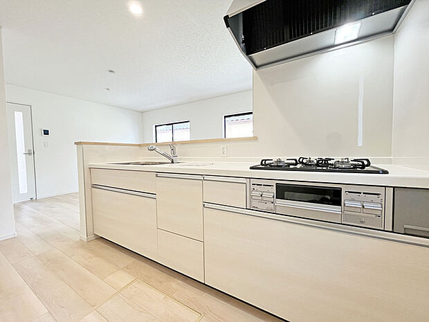 明るい光が降り注ぐ窓があるキッチンはお料理を作る時の気持ちもいつもより明るくなります。近くに窓があるので換気もしやすいですね。