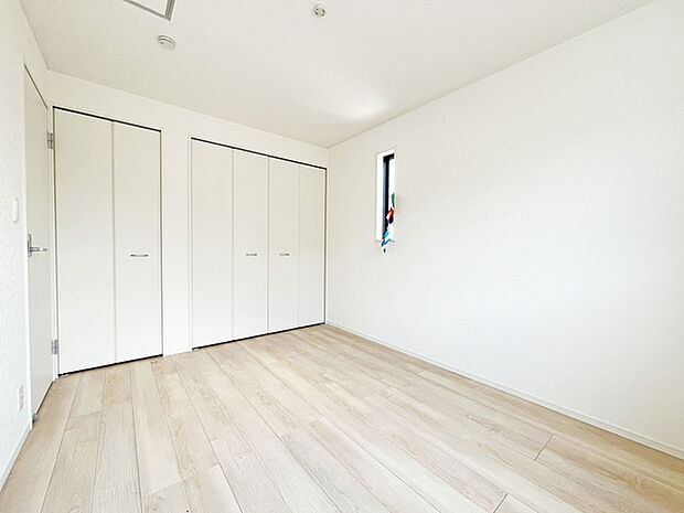 どんな家具にでも相性が良い清潔感ある白色調のクロスを採用。主張しすぎない配色、耐久性にも優れた床材は日々のメンテナンスも楽に、快適に過ごして頂けるよう考えられています。