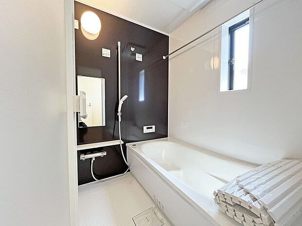 一緒にお風呂に入っている子供達の声がリビングまで聞こえてきそうな広々とした1坪バス