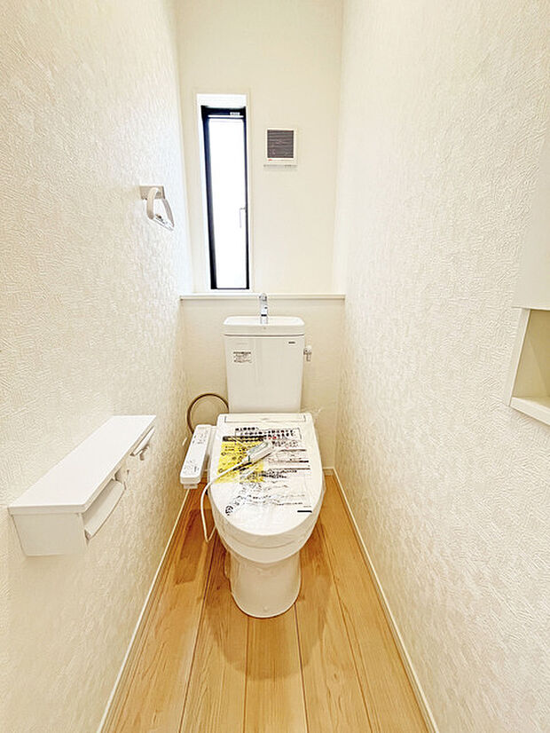 ウォシュレット機能付きのトイレ。換気のしやすい窓付きで、収納もあり実用性も兼ね備えた造り。