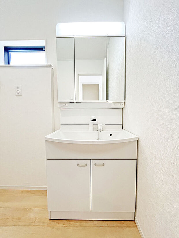 お出かけ前の身だしなみに一歩差がつく三面鏡。ミラー裏にはたっぷり収納もございます。 