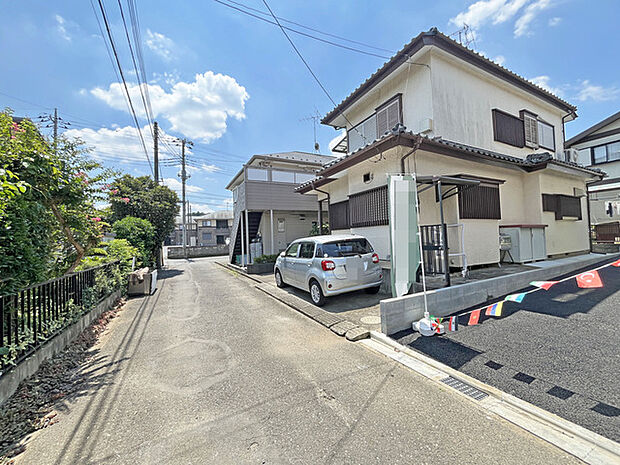 セカンドカーや来客時にも便利なカースペース2台分ございます。