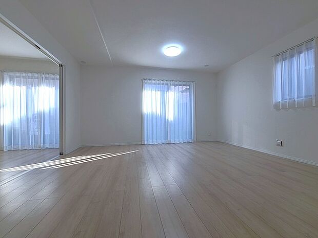 夕食の時間。家族、友人、両親、親戚との会話がより料理を美味しくしてくれる。あっという間に時間が過ぎてしまう居心地の良さは、普段はほっとする空間としてここにあります。 