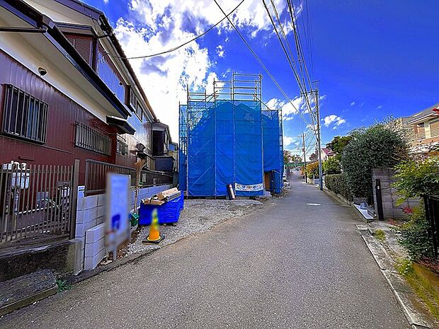 戸建てが立ち並ぶ静かな住宅街。四季折々の移り変わりを感じながら自然と楽しみ、暮らす、そんな毎日を日々の中で感じられる住環境 