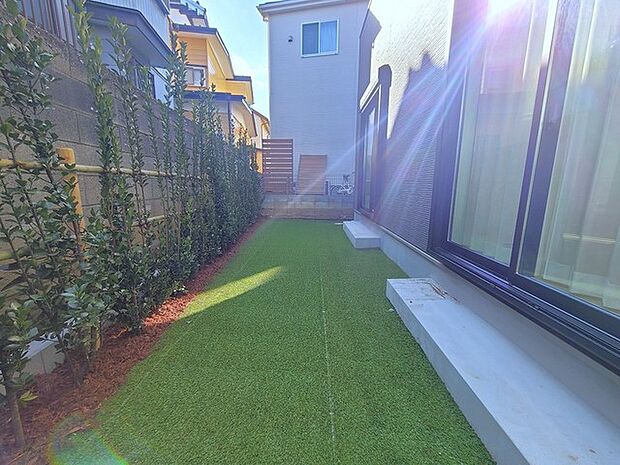 戸建てならではのお庭スペース。BBQやガーデニング、お子様のプールなど、、、、様々な楽しみ方ができるプライベート空間。ご家族皆さままで思いっきりお楽しみください。 