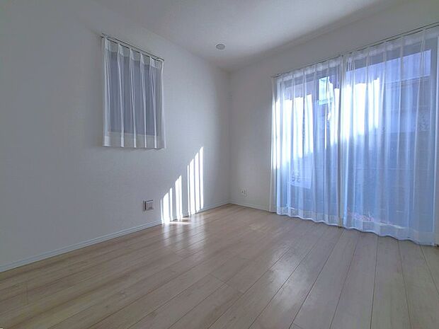 2面採光を確保した明るい室内は、爽やかな風を感じる居心地の良い空間です。 