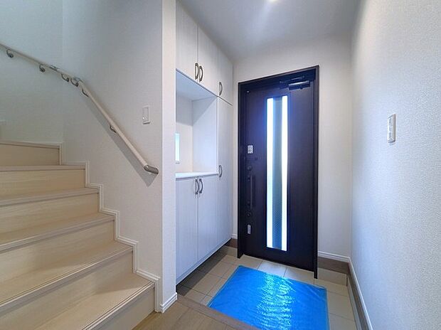 明るく開放的な玄関、靴の脱ぎ履きもしやすく、収納も豊富でご家族皆様の靴をスッキリ収納できます。 