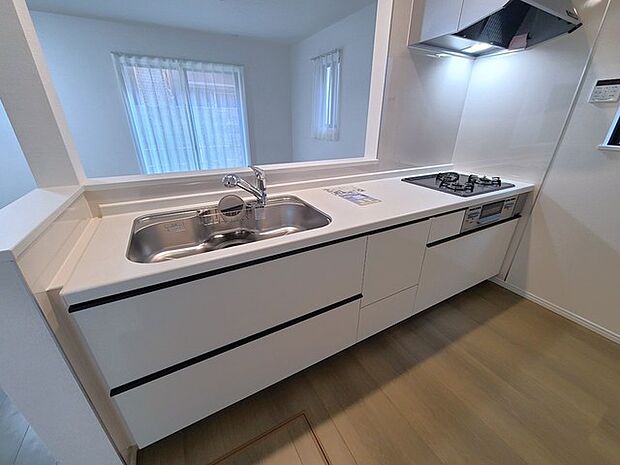 リビングにいる家族の顔が見渡せるカウンターキッチン。お料理もより一層おいしく、楽しく。食器棚を背面に設置しても十分な広さを確保しています。 