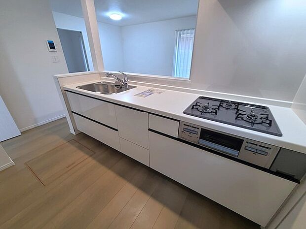 家族団欒のリビング。陽光差し込む食卓には家族の会話とスマイルが溢れます。いつまでもここで食卓を囲みたくなる、そう感じさせてくれるスペース。 