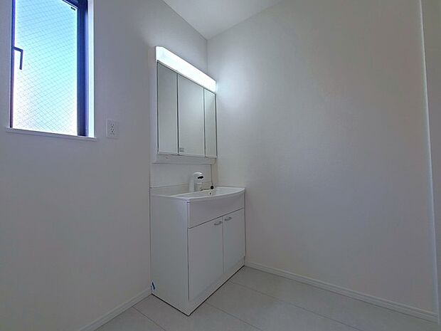 使い勝手の良い洗面台、窓があることで換気もしやすく清潔感のある空間を保てます。 