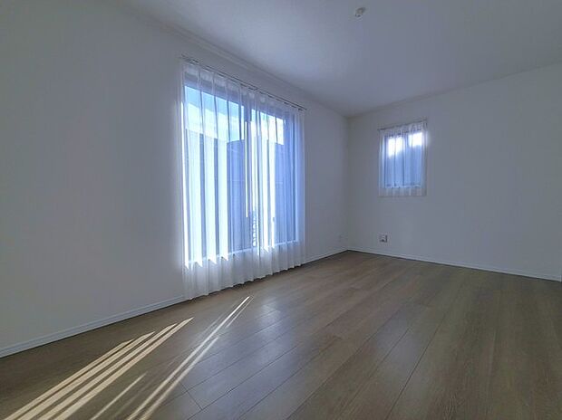 どんな家具にでも相性が良い清潔感ある白色調のクロスを採用。主張しすぎない配色、耐久性にも優れた床材は日々のメンテナンスも楽に、快適に過ごして頂けるよう考えられています。 