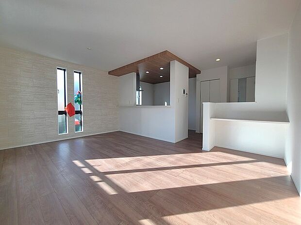 家族団欒のリビング。陽光差し込む食卓には家族の会話とスマイルが溢れます。いつまでもここで食卓を囲みたくなる、そう感じさせてくれるスペース。 