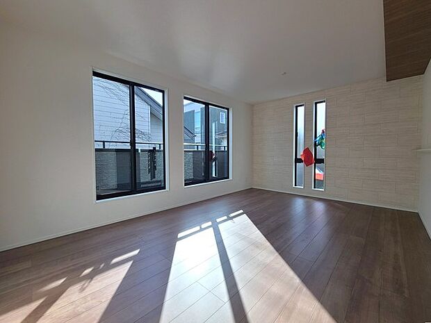 大きな開口部から明るい光が差し込むリビング。日中の室内の明るさがこの部屋の魅力です。 