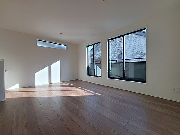 大きな開口部から明るい光が差し込むリビング。日中の室内の明るさがこの部屋の魅力です。 