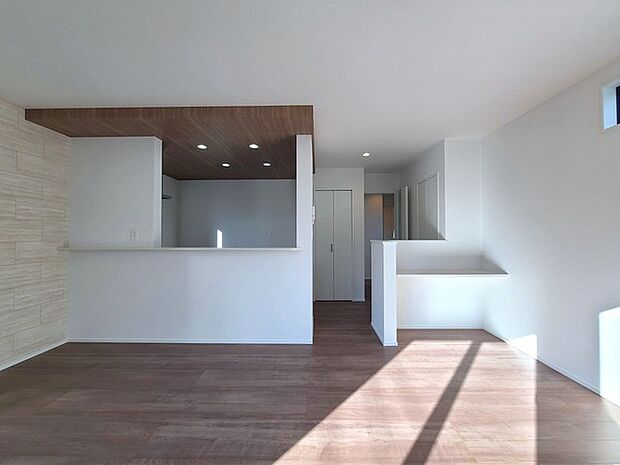 キッチンの隣にワークスペース。お子様の勉強スペースとしても有効です。