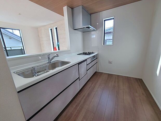 リビングにいる家族の顔が見渡せるカウンターキッチン。お料理もより一層おいしく、楽しく。食器棚を背面に設置しても十分な広さを確保しています。 