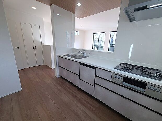 リビングにいる家族の顔が見渡せるカウンターキッチン。お料理もより一層おいしく、楽しく。食器棚を背面に設置しても十分な広さを確保しています。 