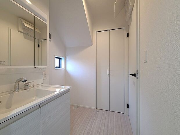 使い勝手の良い洗面台、窓があることで換気もしやすく清潔感のある空間を保てます。 