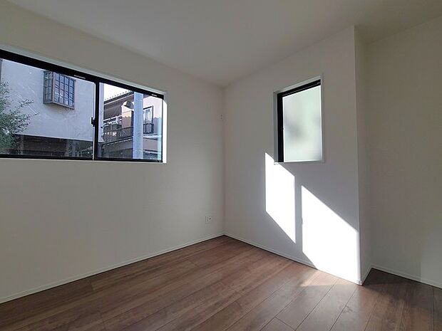 2面採光を確保した明るい室内は、爽やかな風を感じる居心地の良い空間です。 