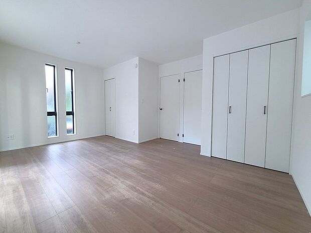 どんな家具にでも相性が良い清潔感ある白色調のクロスを採用。主張しすぎない配色、耐久性にも優れた床材は日々のメンテナンスも楽に、快適に過ごして頂けるよう考えられています。 